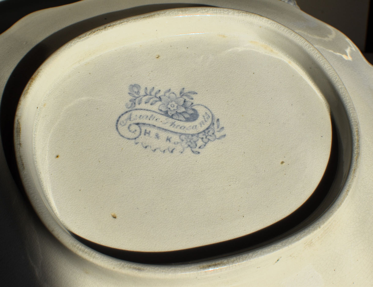 The base of the stand shows the makers mark H&K which stands for Hollinshead and Kirkham, and shows the pattern name Asiatic Pheasants