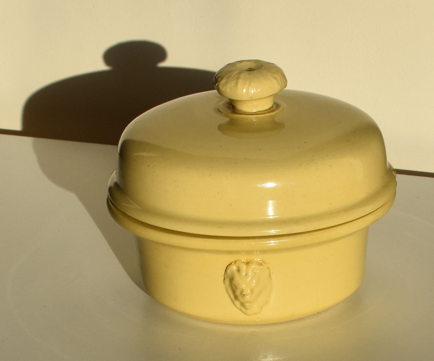 the cream pot has a matching lid with finial