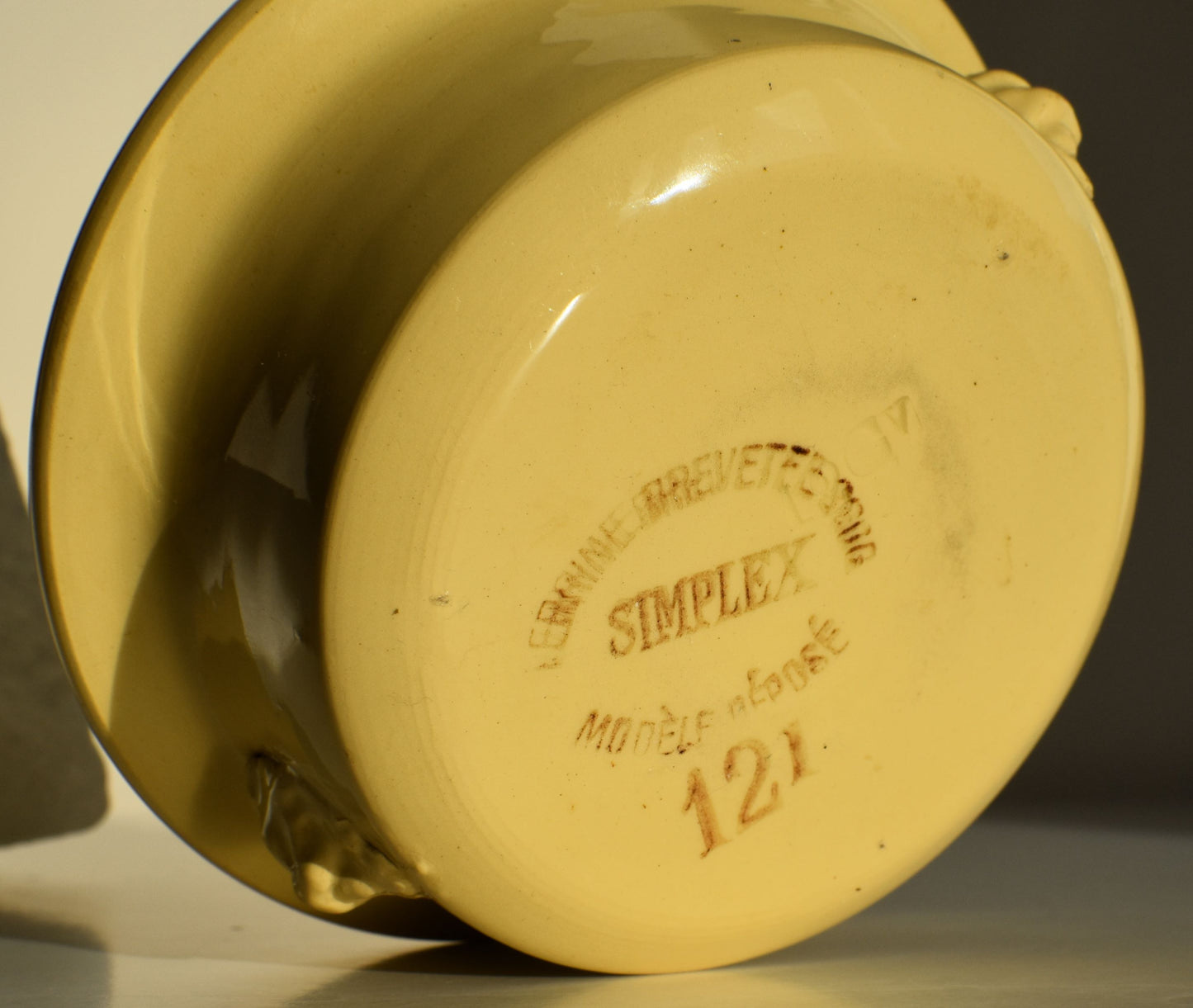 The base of the pot shows the makers mark Simplex