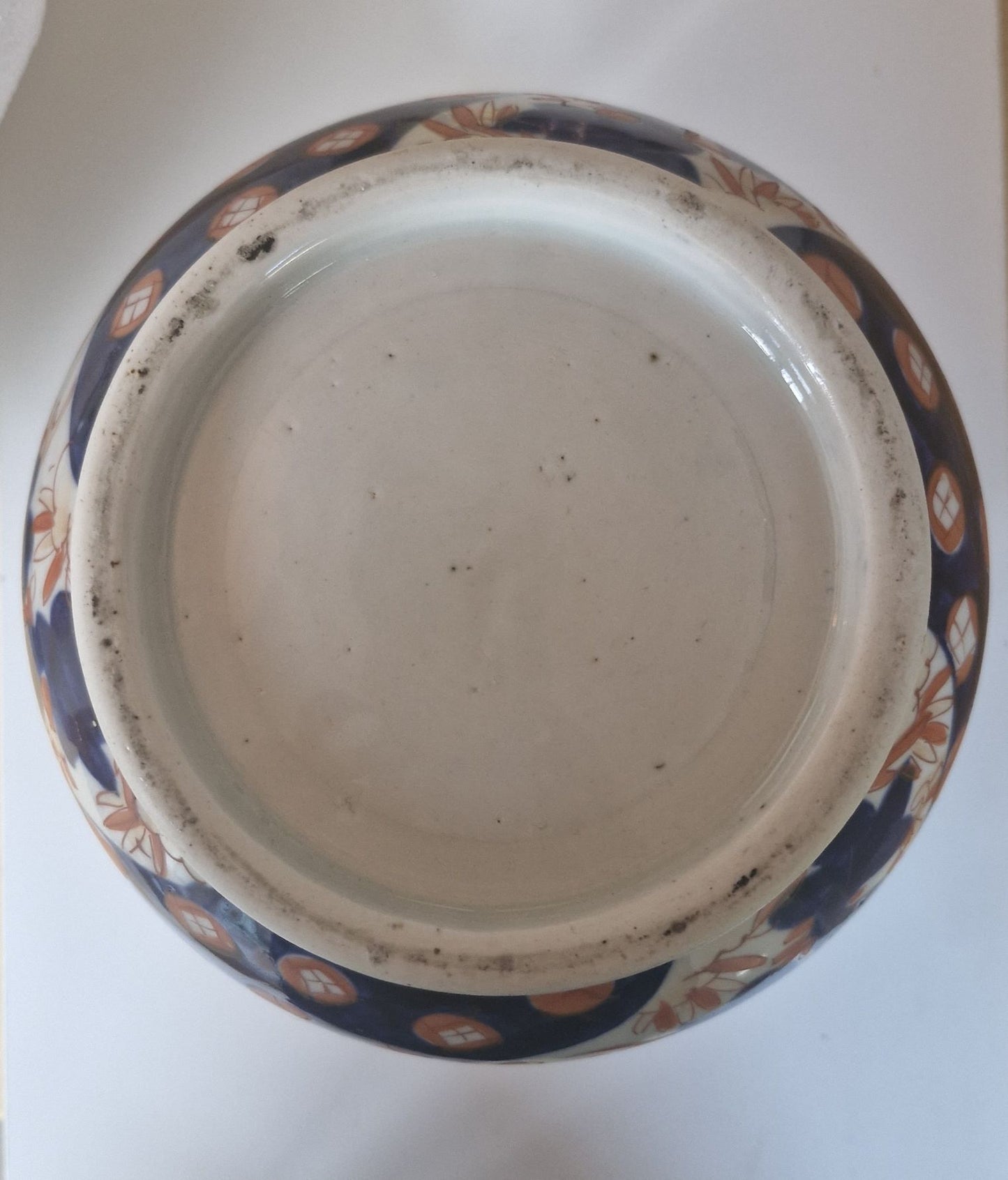 Showing the round, plain white base of the vase