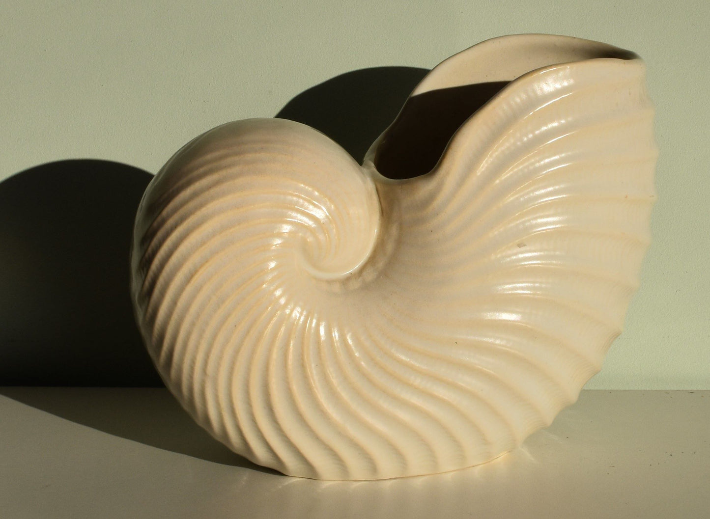 The reverse of the vase has the same nautilus shell pattern and off white colour