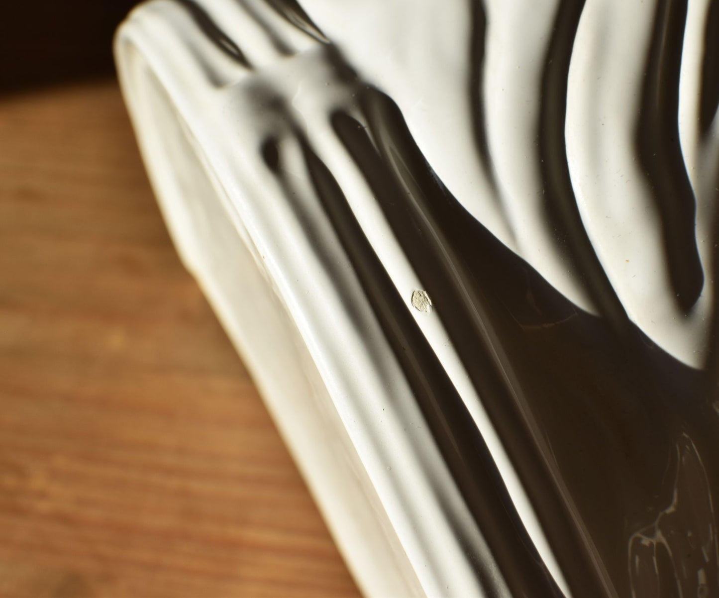 there is a small fault in the white glaze