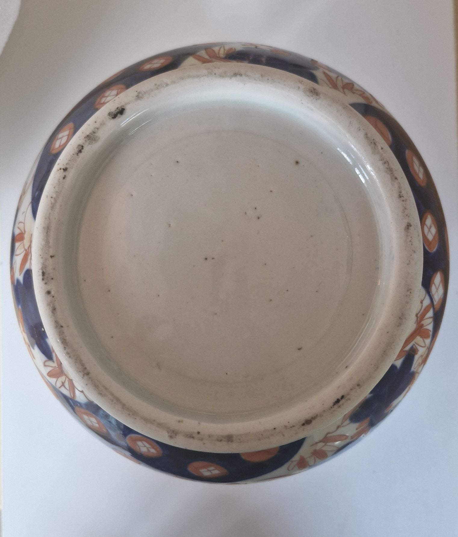 Showing the round, plain white base of the vase